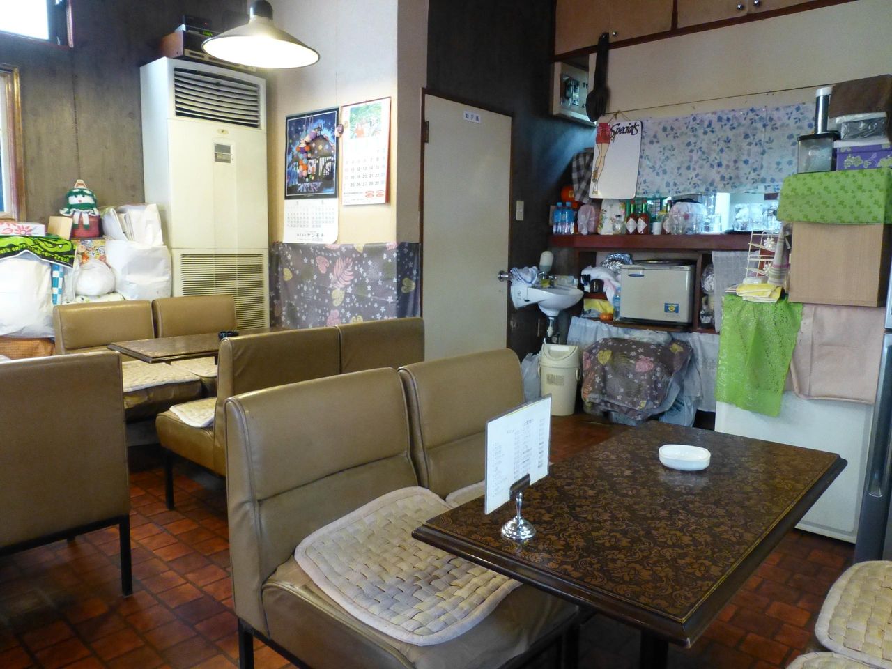 テーブル20席ほどの狭い店内!