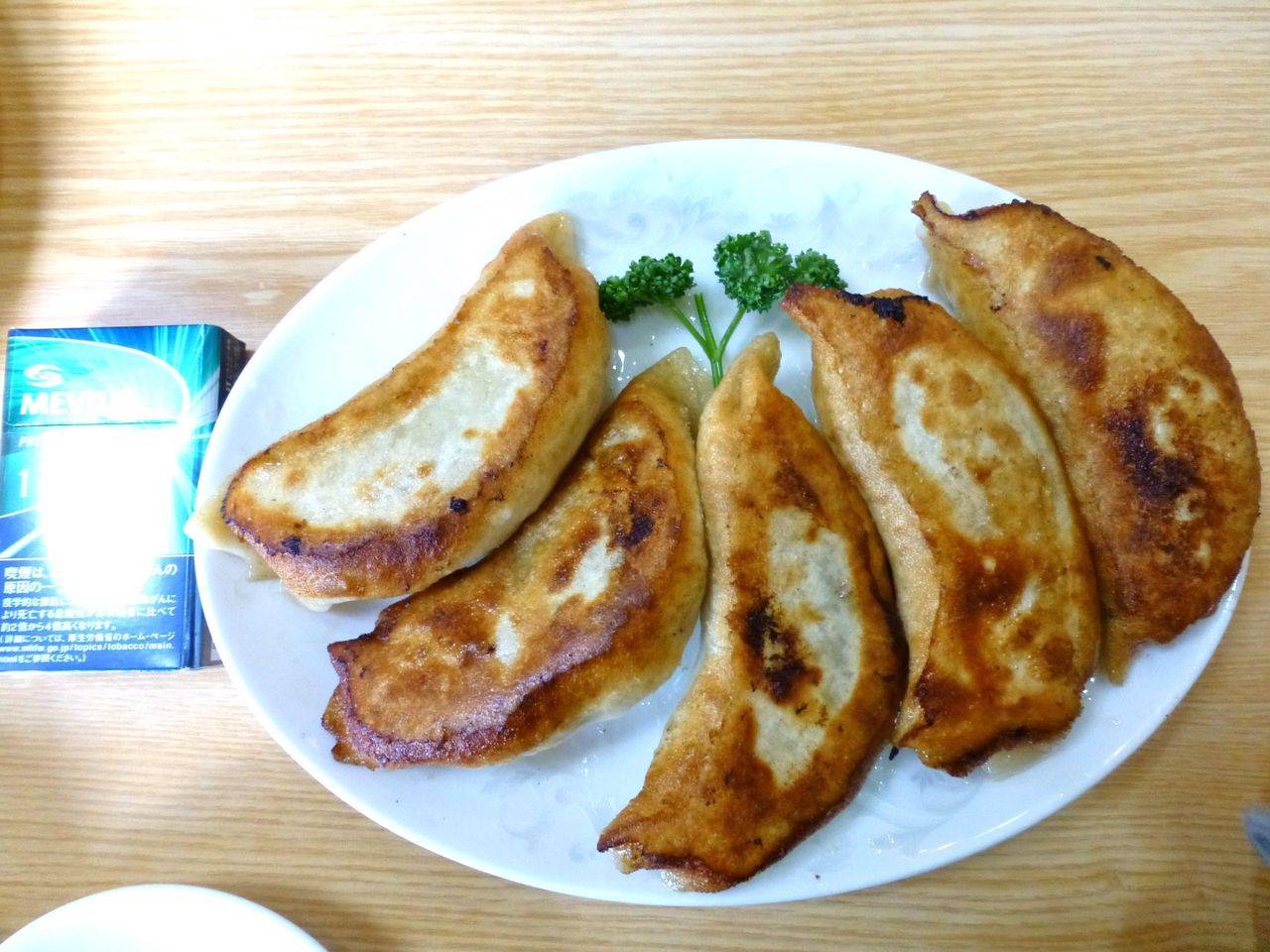 焼餃子は直径27センチのデカ皿を使用!