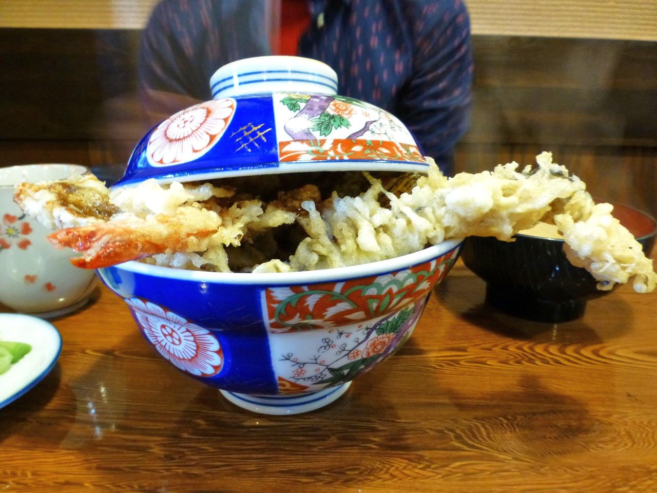 上天丼は、丼からはみ出した豪快な盛り付けが素敵です!