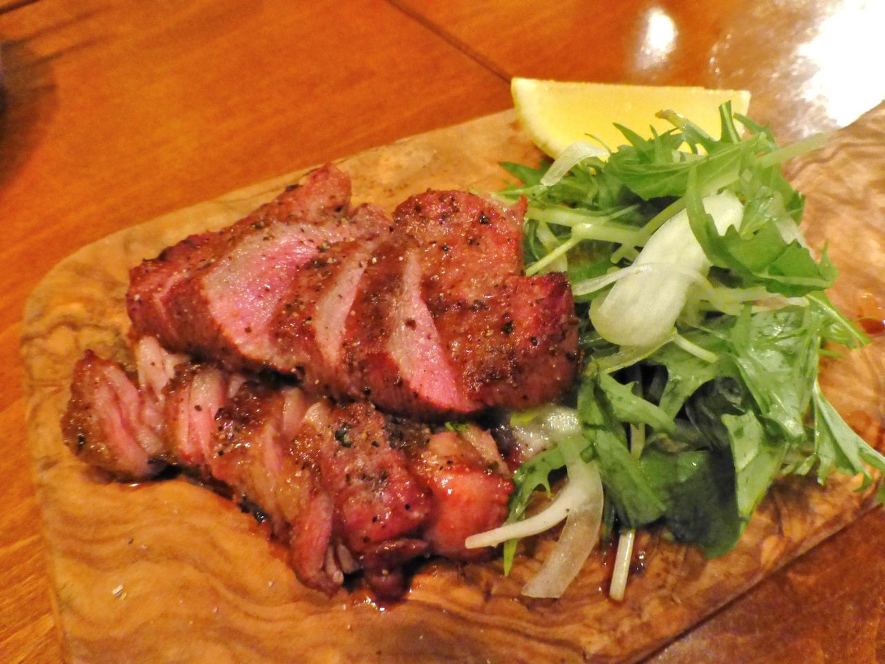 牛タン炭火焼き/中心部分は赤みを帯びたレアの半生状態!