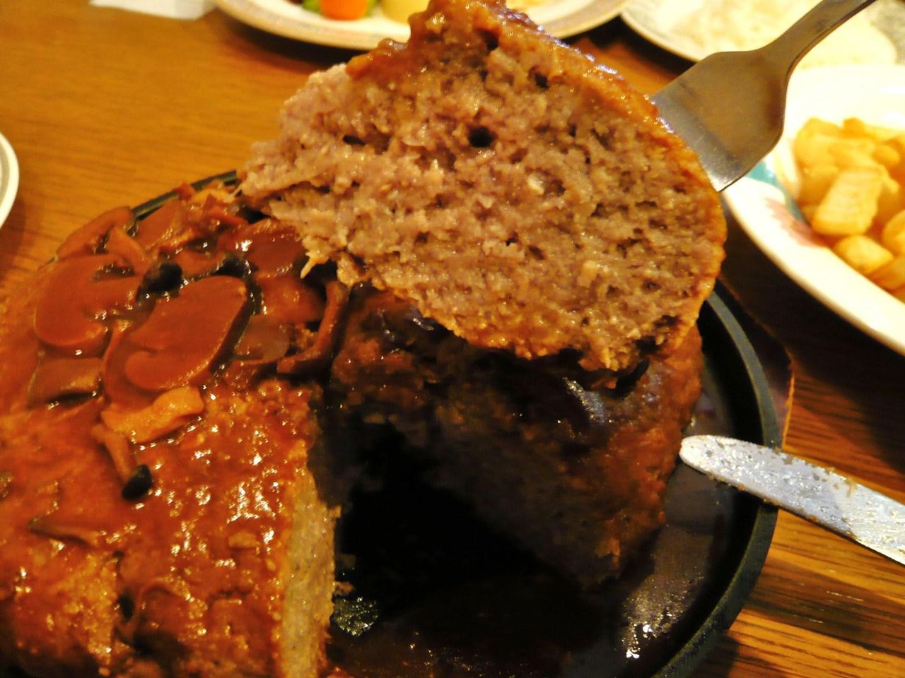 ケーキのようにカットすると・・・高さはなんと5センチ!