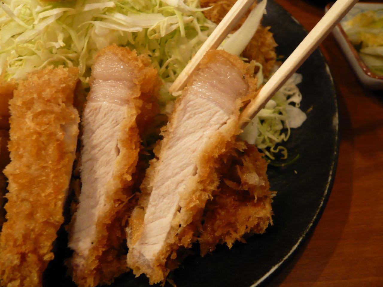 高座豚を使用したトンカツは、1枚150グラム!