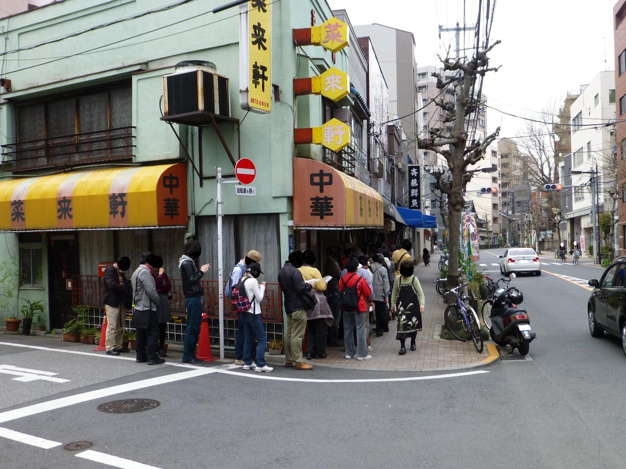土曜日の12時で、行列はここまで伸びてます!