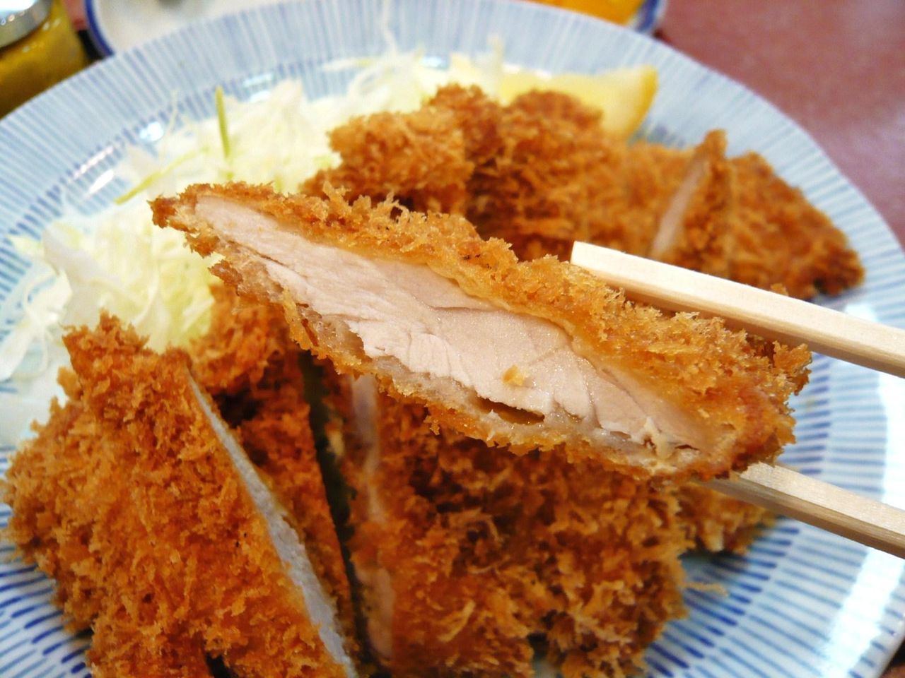 薄切りのヒレカツは、チキンカツのような食感。
