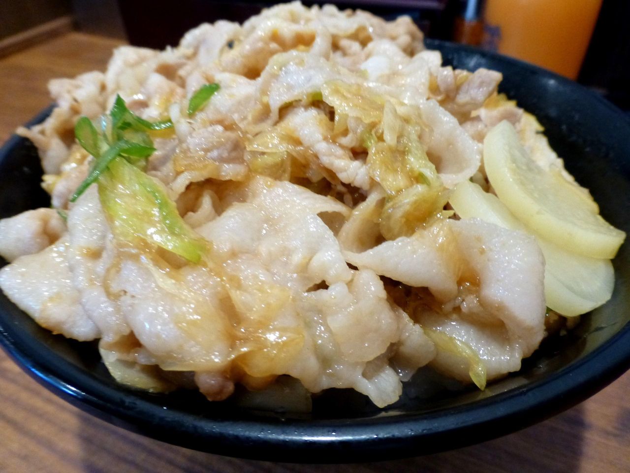 ニンニク風味と少し濃いめの味付けで、ご飯がススム君!