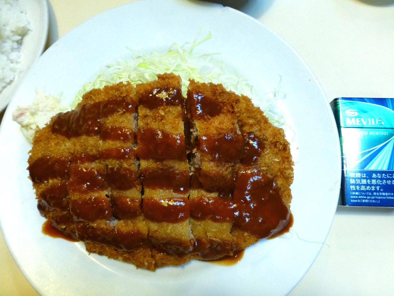 メンチカツは、直径28センチのデカ皿を使用!