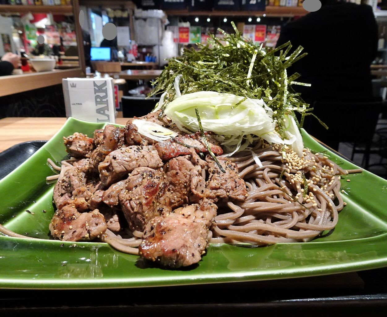 銀座の そば俺のだし で デカ盛りステーキそば Gakudaiの週末はデカ盛り