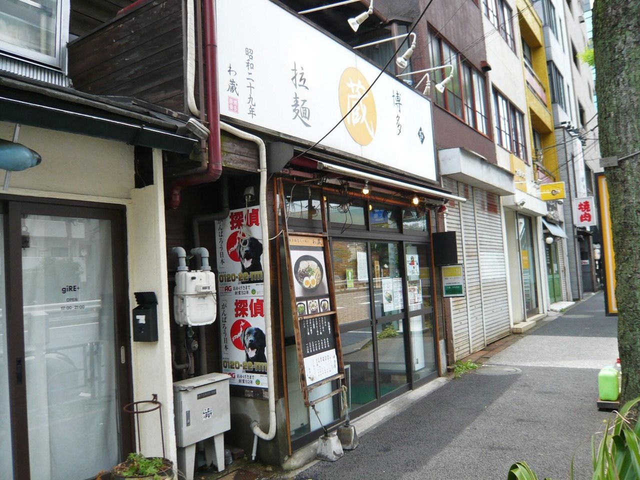 お店の前に、パーキングメーターがあります。