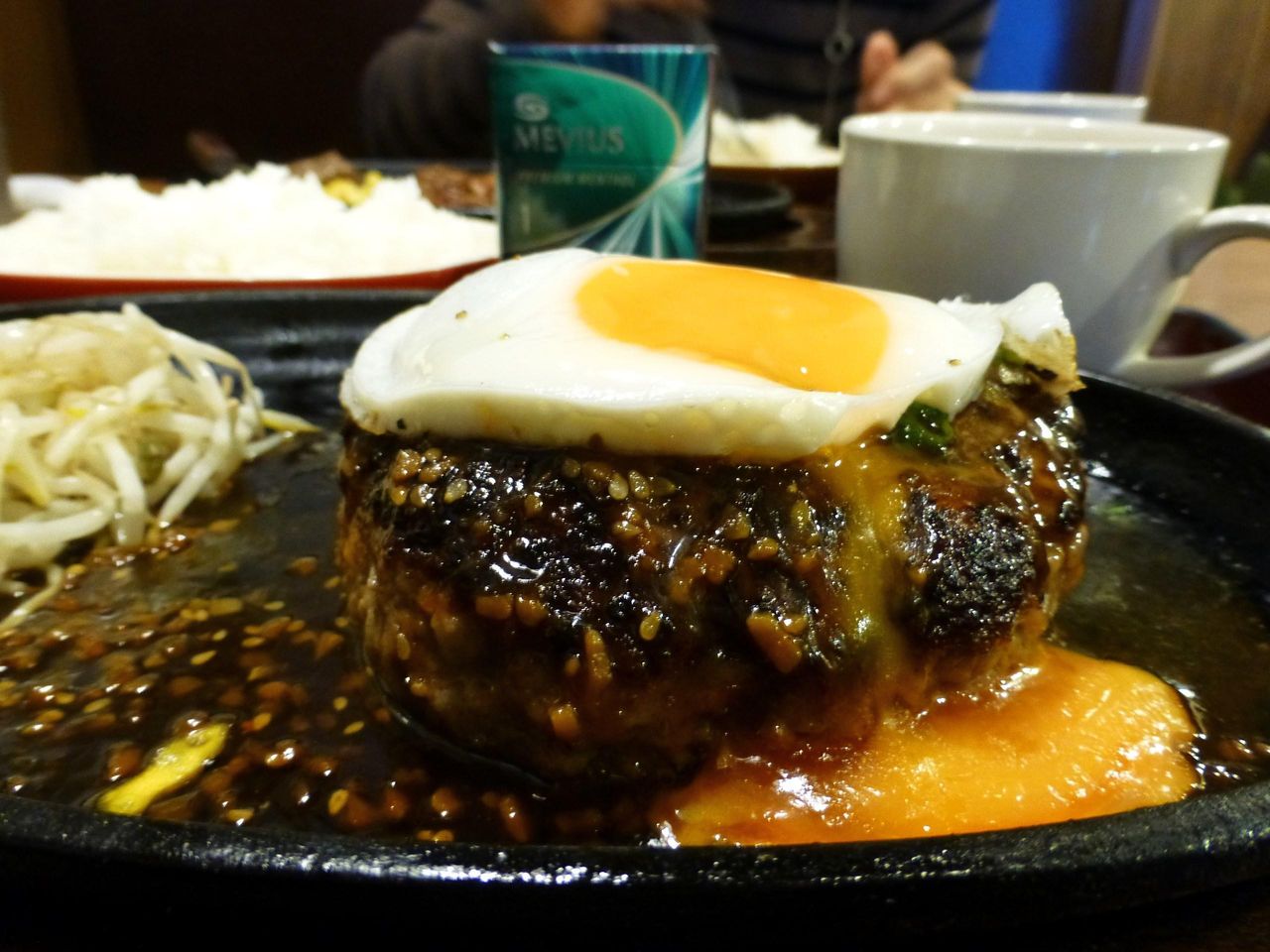 320グラムのハンバーグは、ぶ厚く存在感があります!