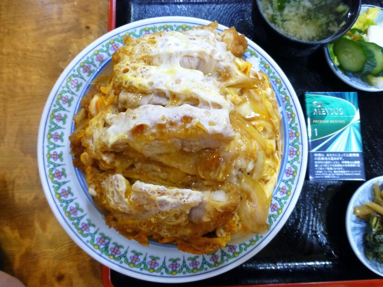 カツ丼大盛は、直径16センチの丼を使用！