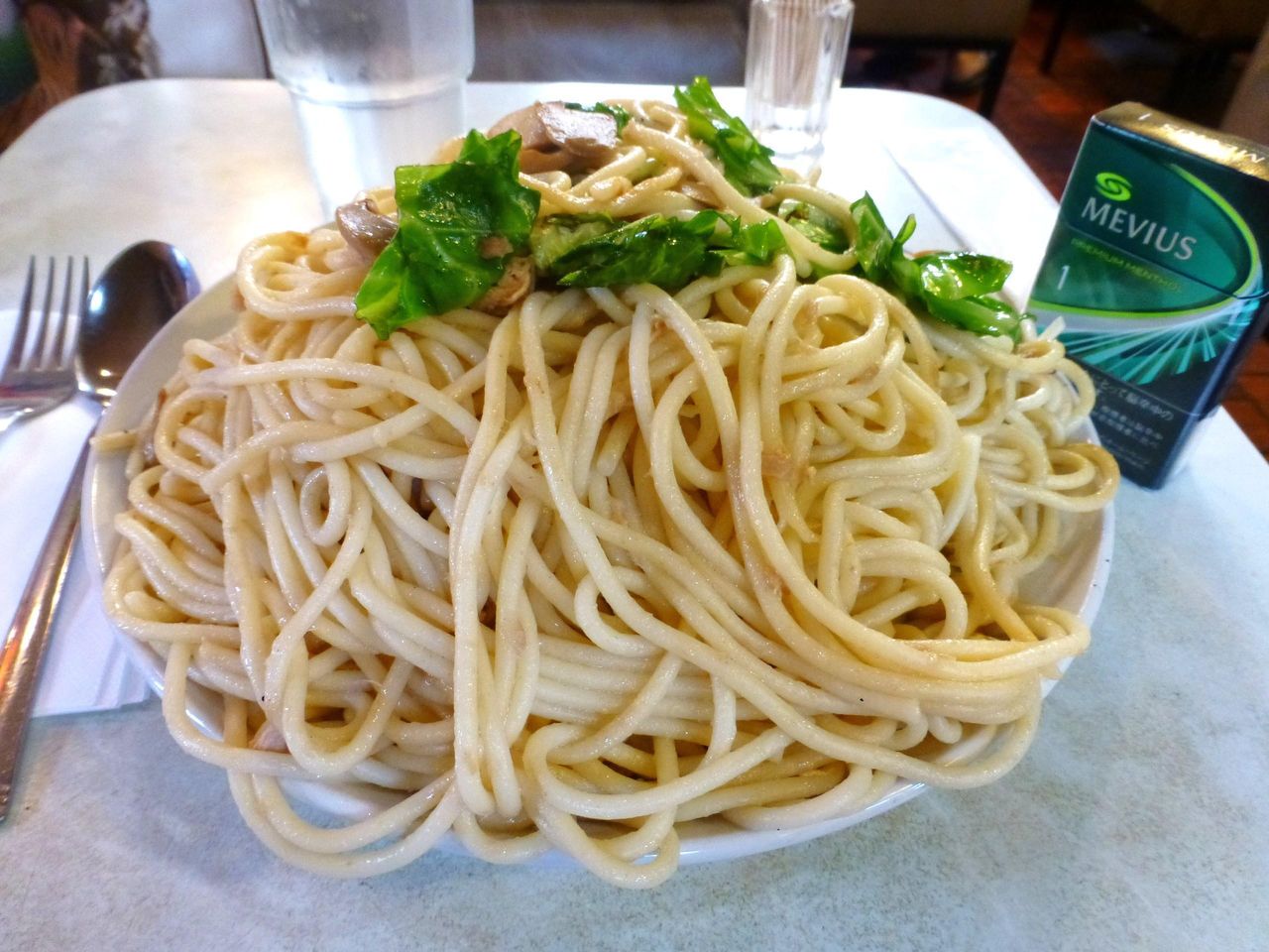 高く盛りつけたパスタは、今にもお皿からこぼれ落ちそう!