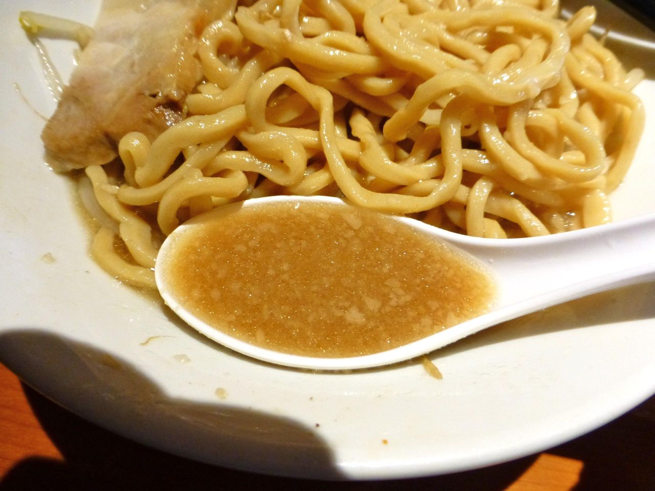 背脂の浮いた豚骨スープは、ほど良い味加減!