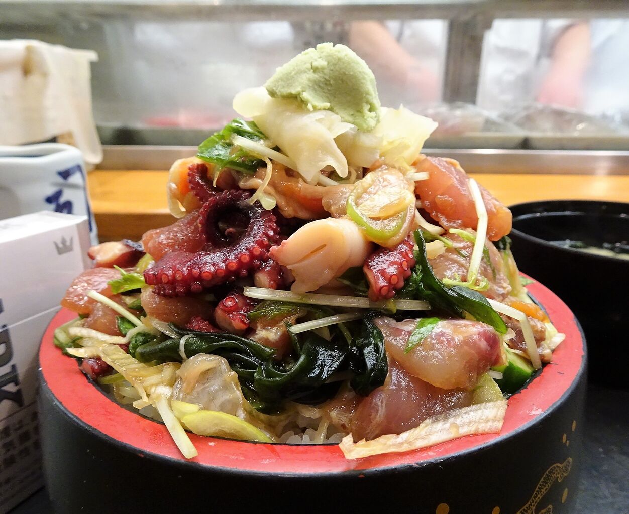 新宿の 三是寿司 で デカ盛り海鮮丼 Gakudaiの週末はデカ盛り