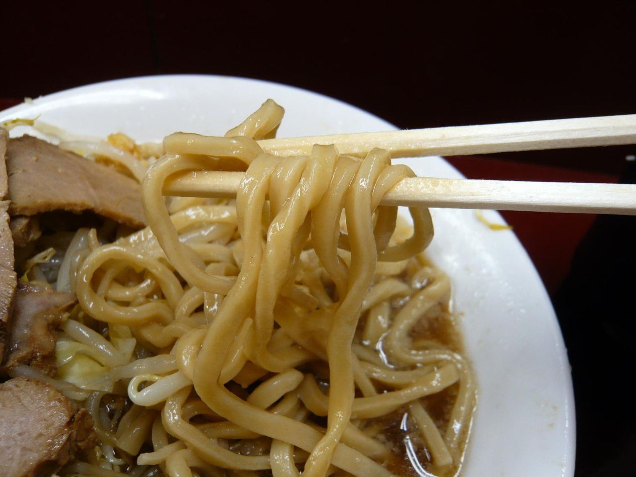 太麺は、割箸ほどの太さで、ウェーブの少ないタイプ!