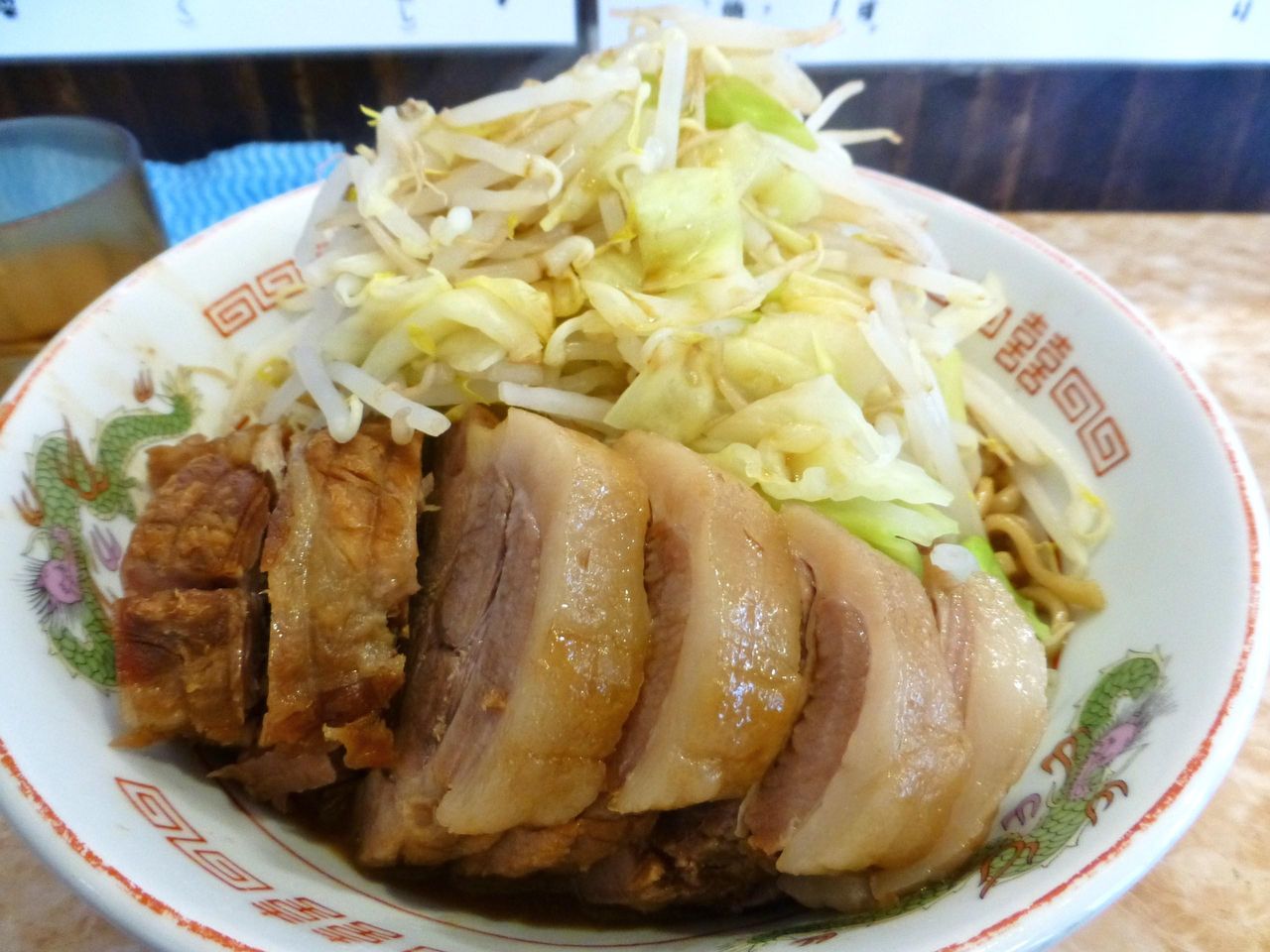 ぶ厚い肉が6枚のって、食べ応えがあります!
