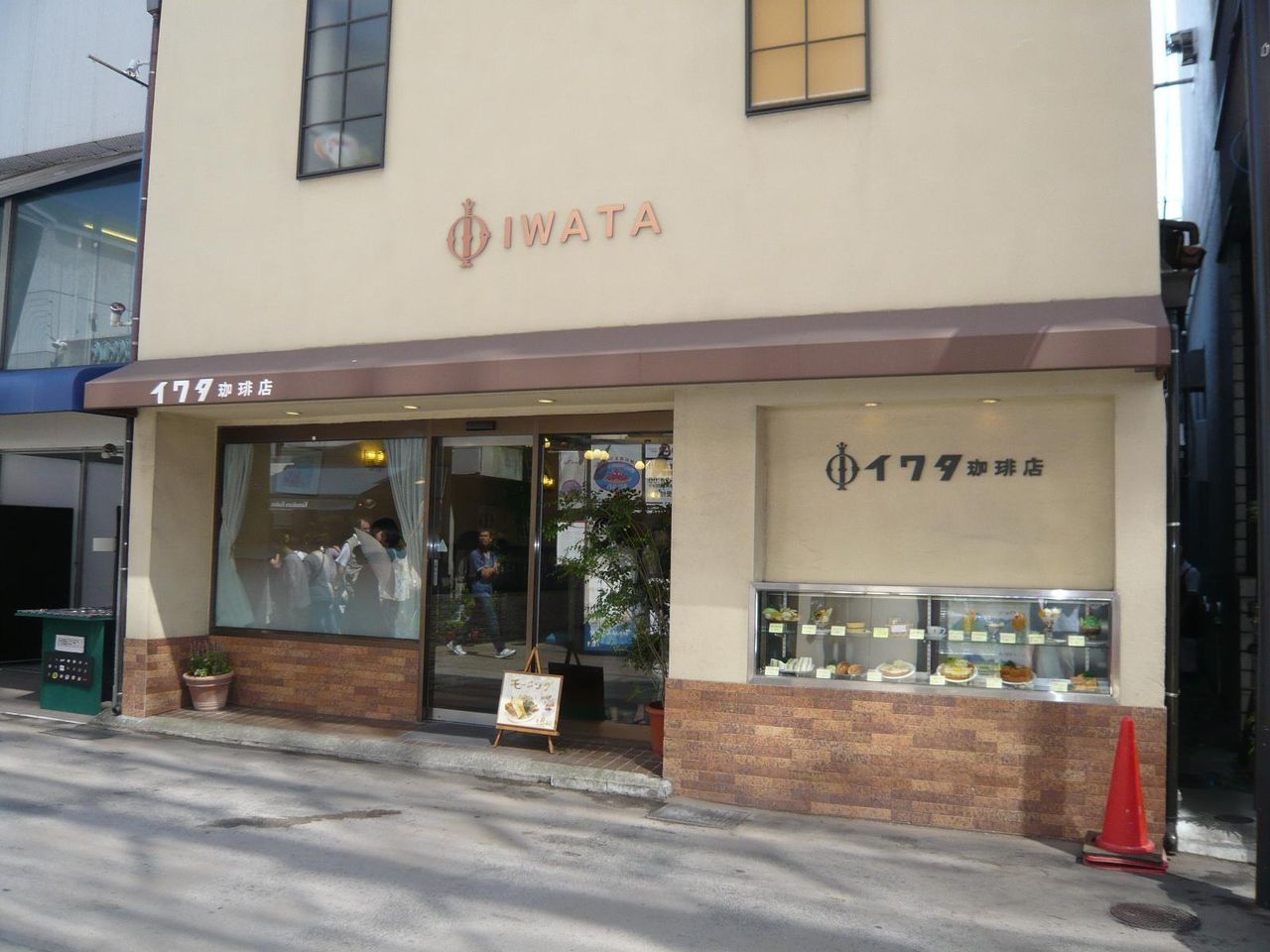 鎌倉名物の超高層ホットケーキを食べられるイワタコーヒー店
