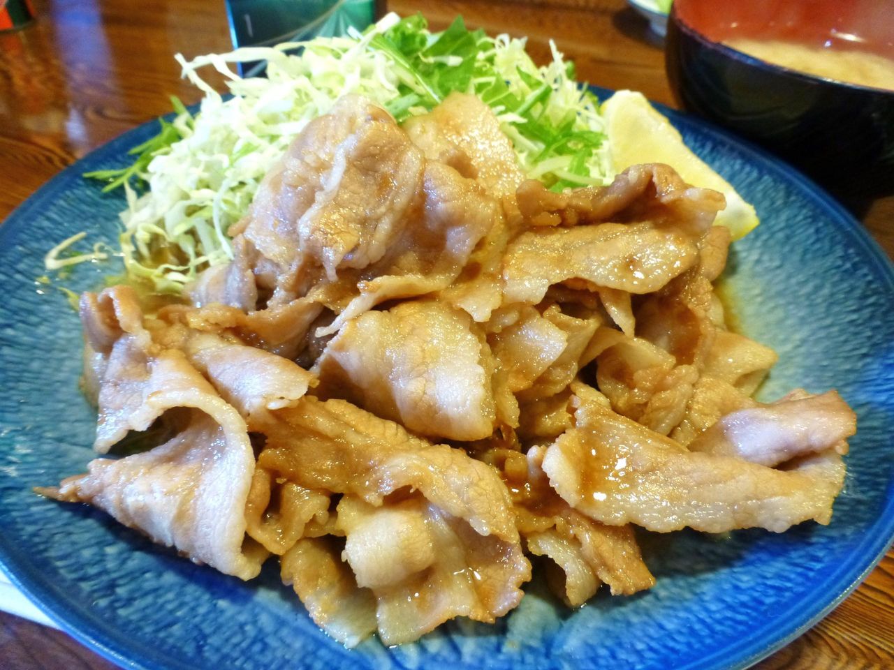 豚バラ肉を使用した生姜焼きと山盛りキャベツ!