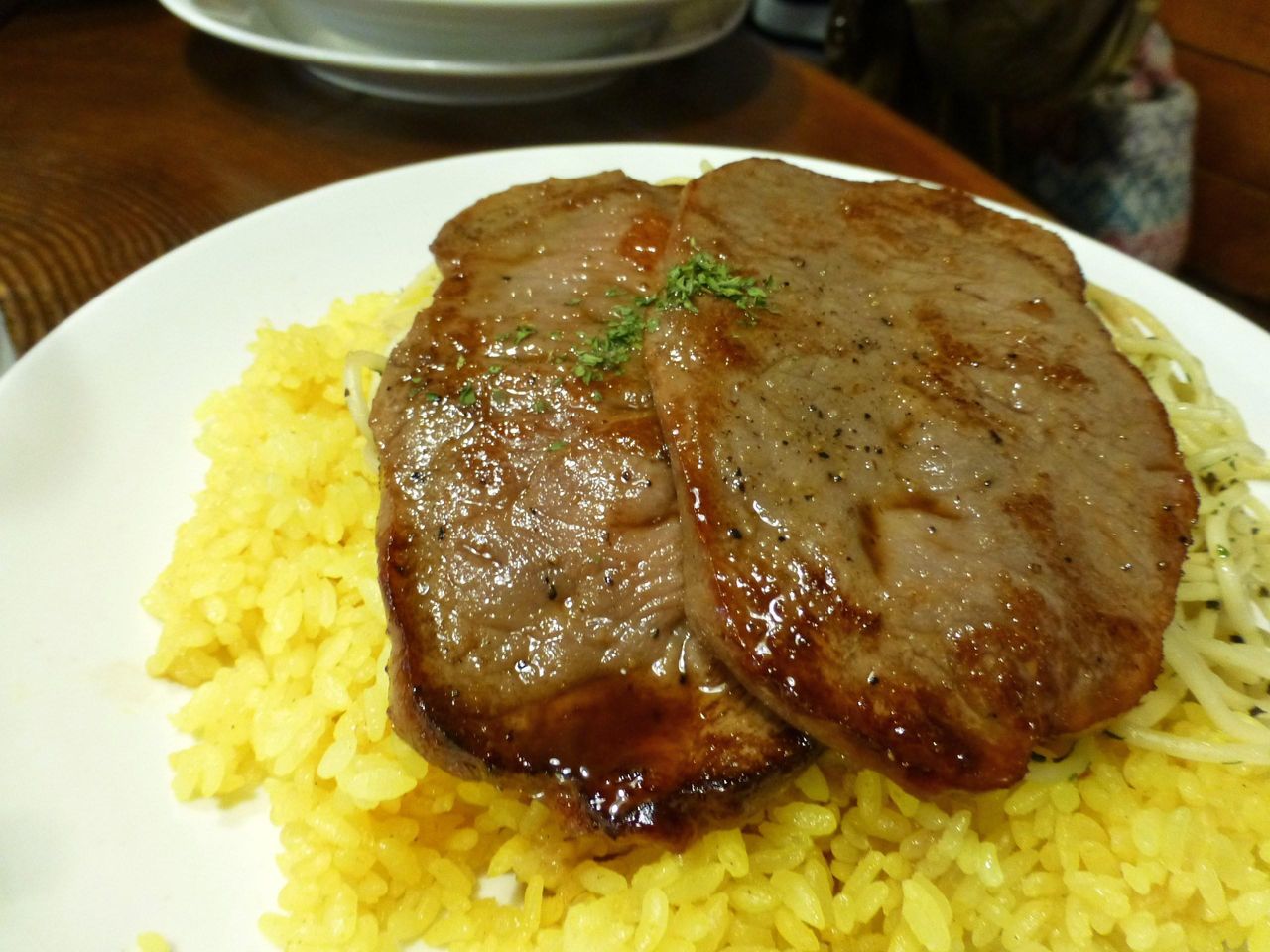 牛ステーキは、フックラやわらかく、とても美味しい!
