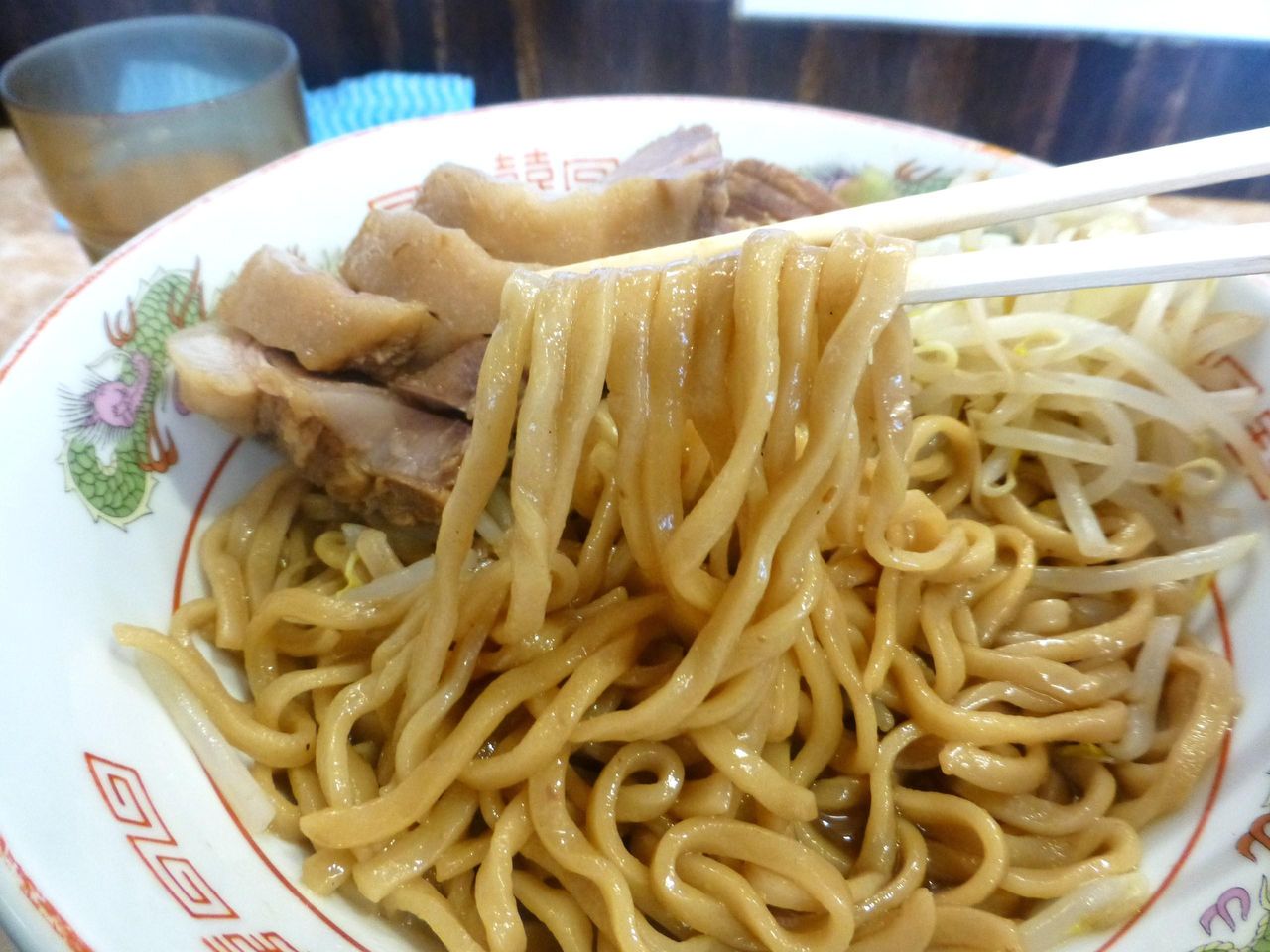 太麺は甘くてしょっぱいコッテリ濃厚な味わい!