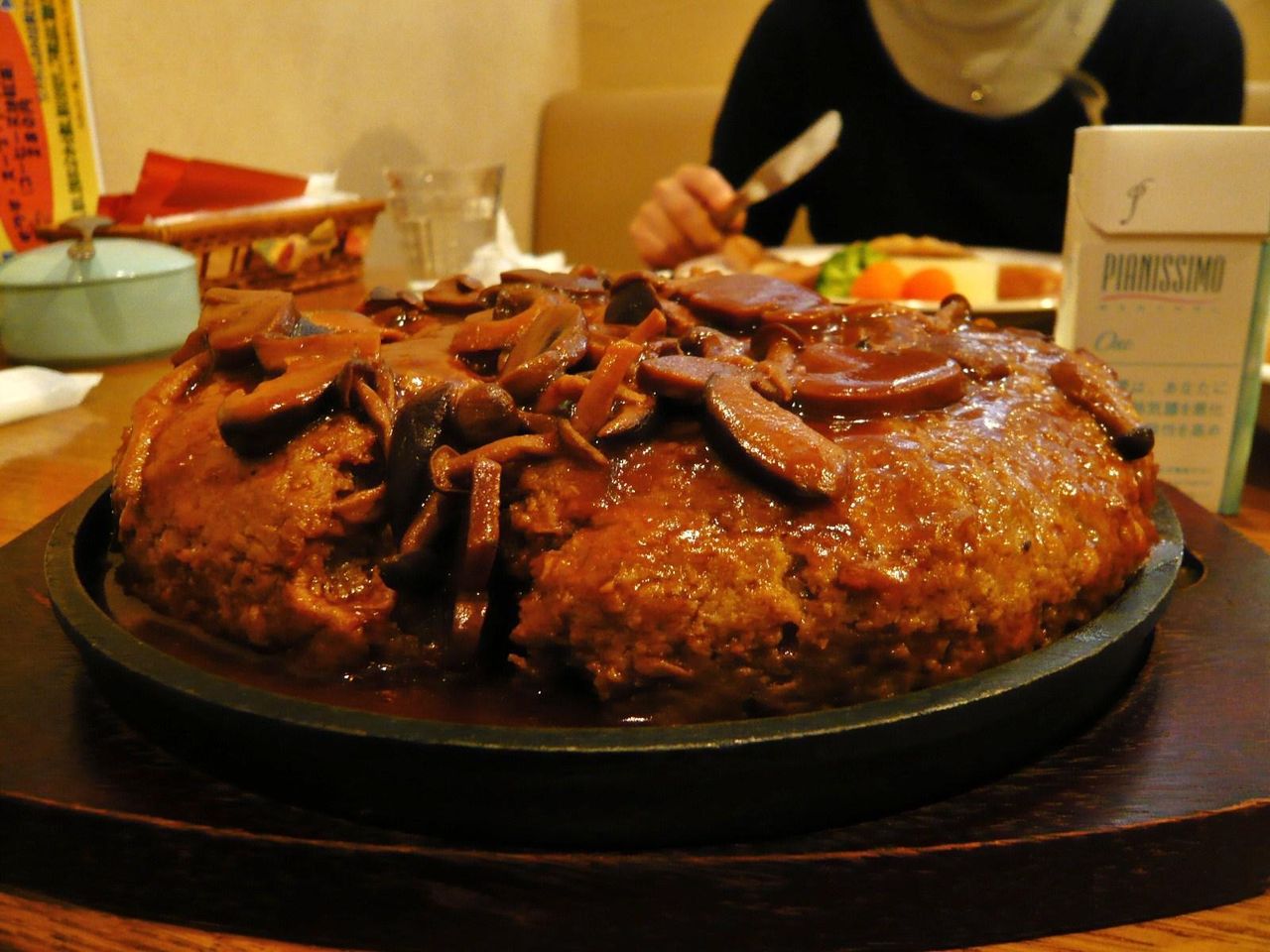 まるでエアーズロックのような、大番長ハンバーグ1キロ!