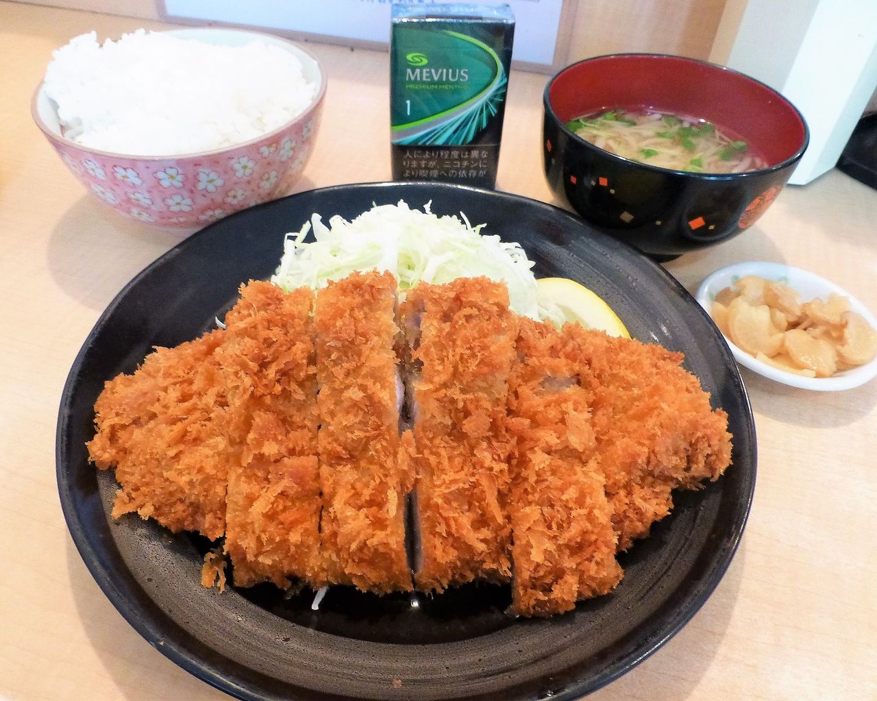 日吉の「とんかつ三田」で、デカ盛りトンカツ定食！ gakudaiの週末はデカ盛り！