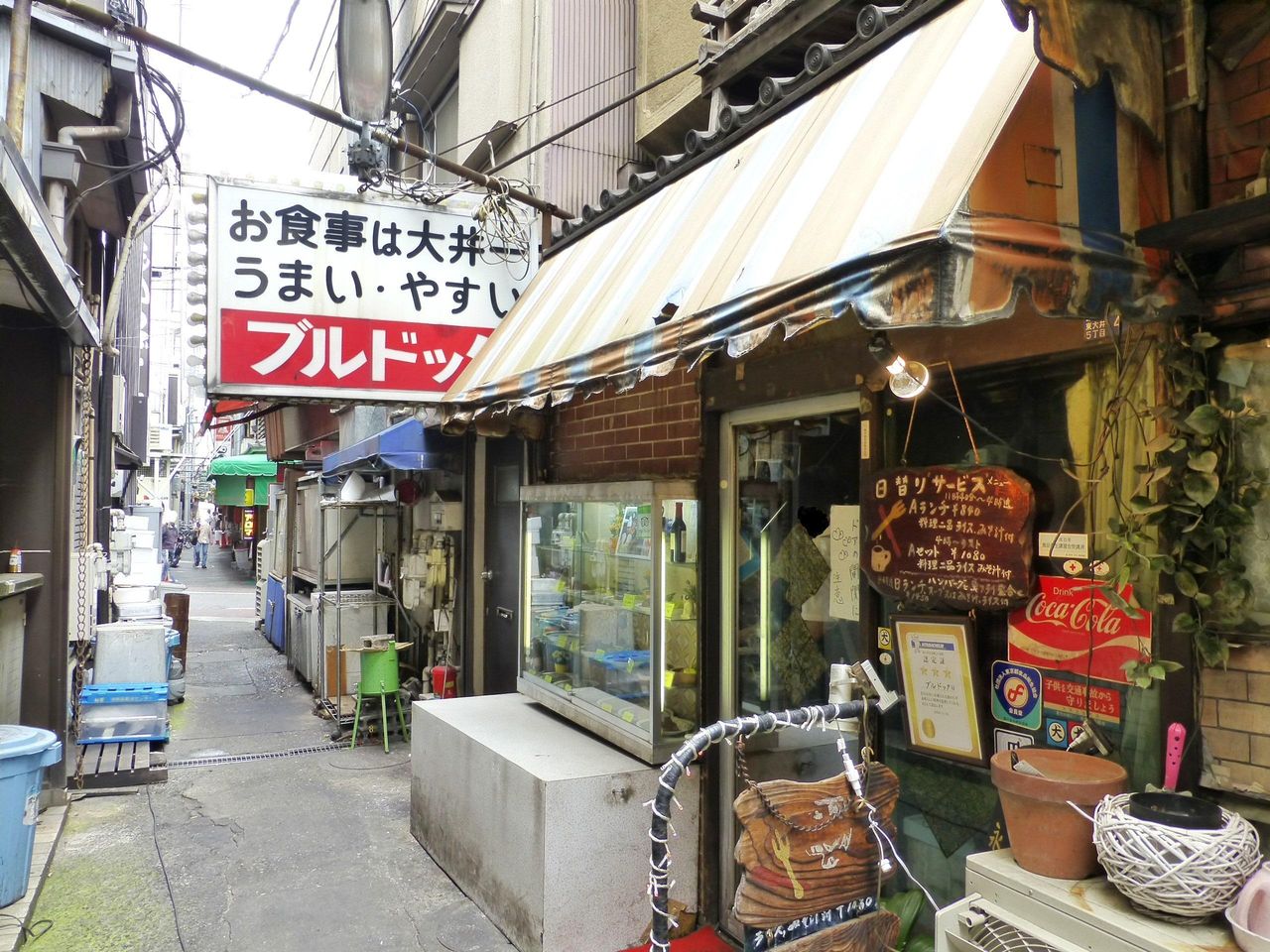 なんともディープな店構えのB級レストランです!
