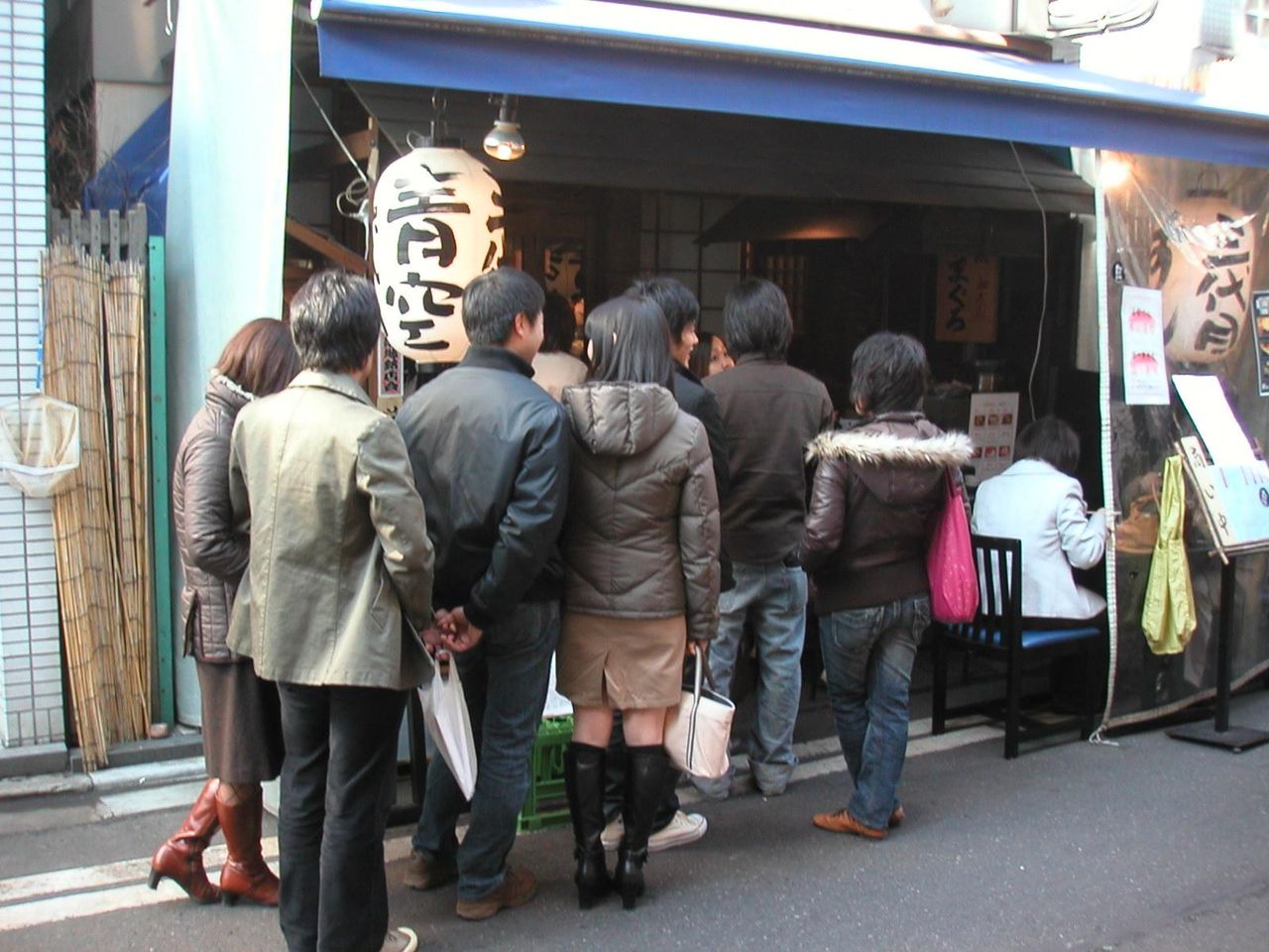 土曜日のお昼過ぎで、行列10人ほど