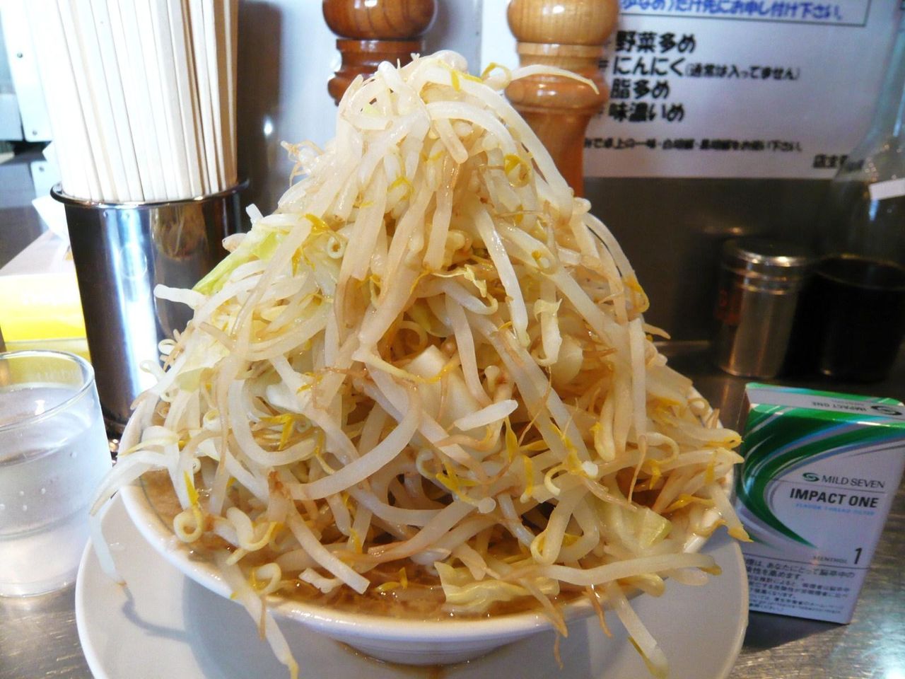 野菜マシマシは、超過激な盛り付けです!