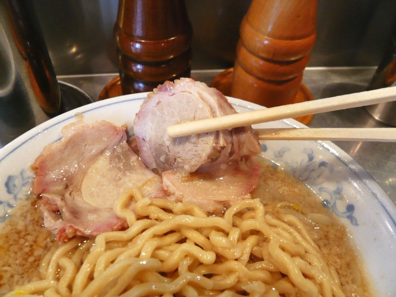 豚は割箸でつまむと崩れるほどやわらかい仕上がり!