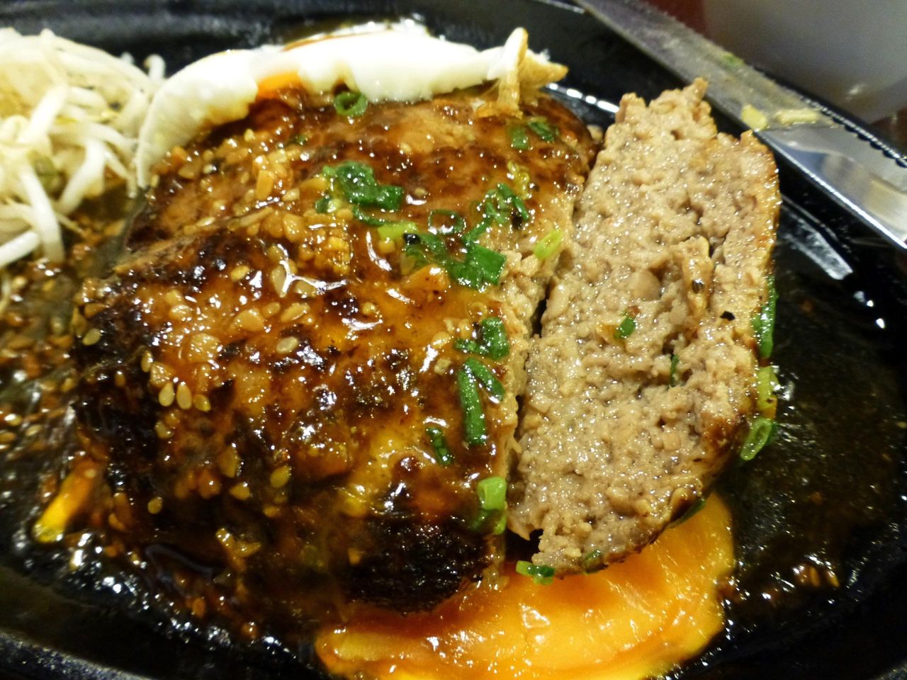 ハンバーグは、手のひらサイズで、厚さ3センチほど!