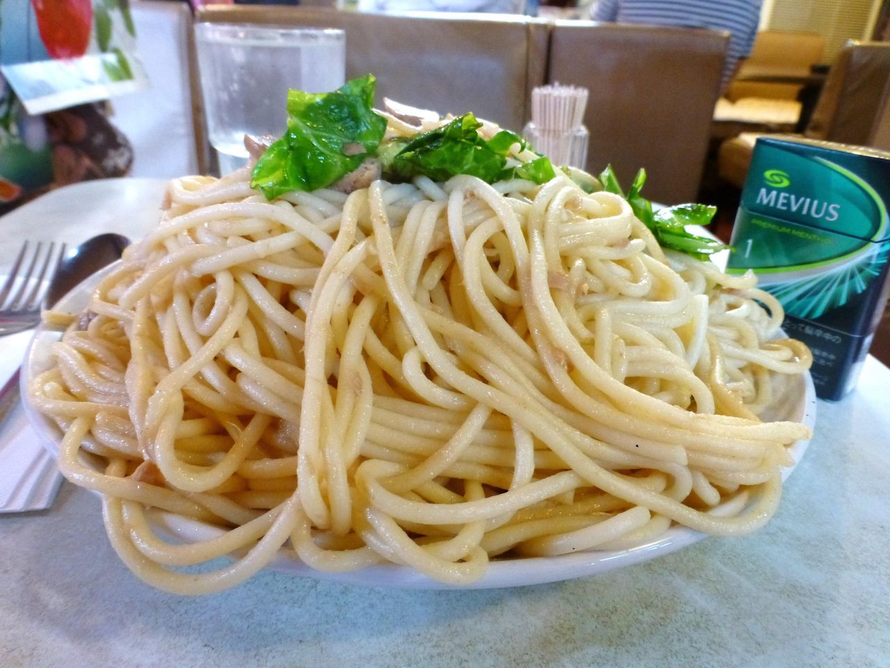デカ皿からこぼれ落ちそうな過激な盛り付け!