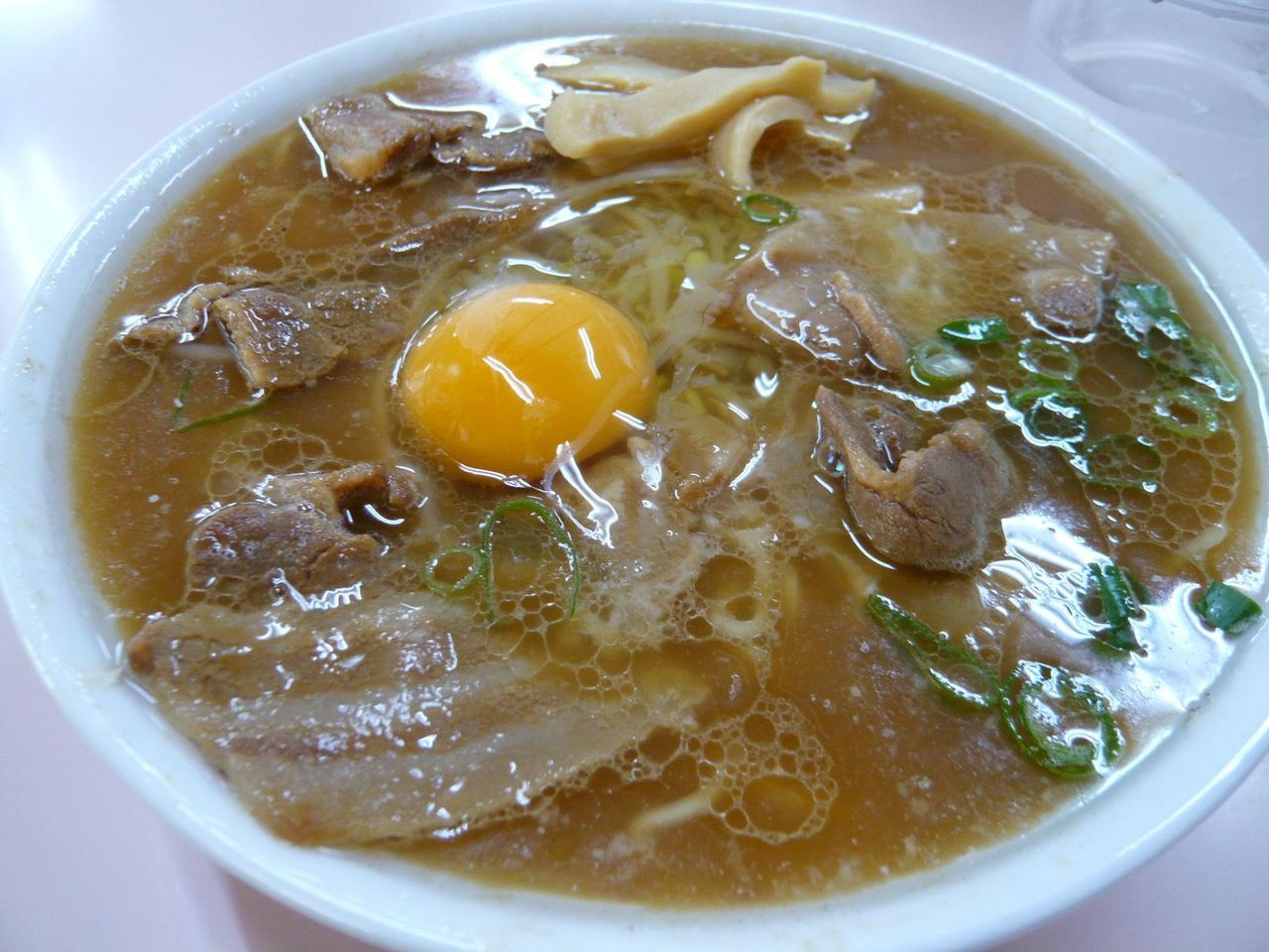 豚バラ肉と生玉子が食欲をそそる、いのたにの中華そば!