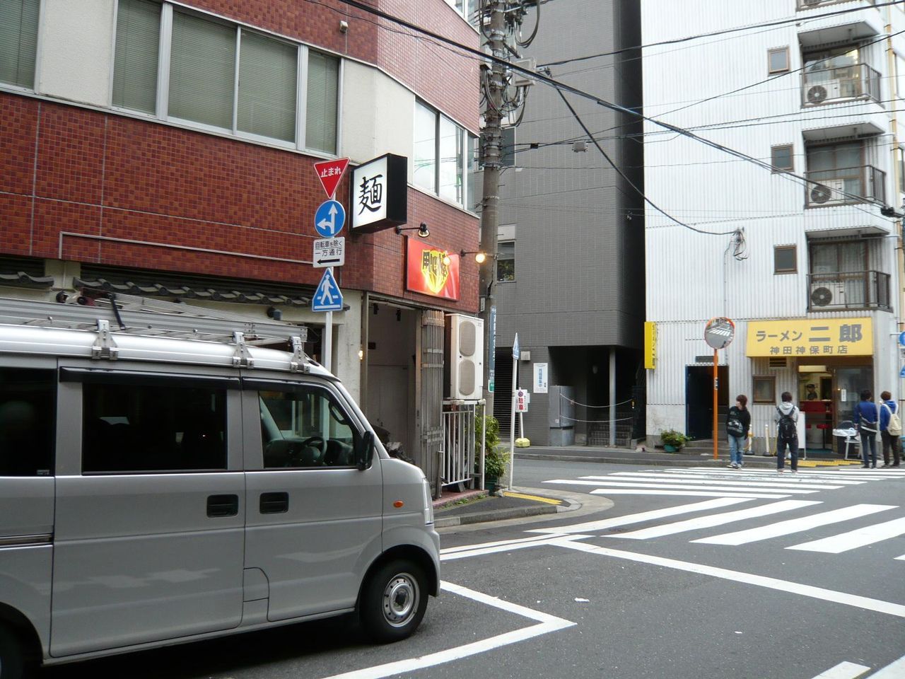 左が「用心棒」、右奥は昼の営業を終えた「二郎」