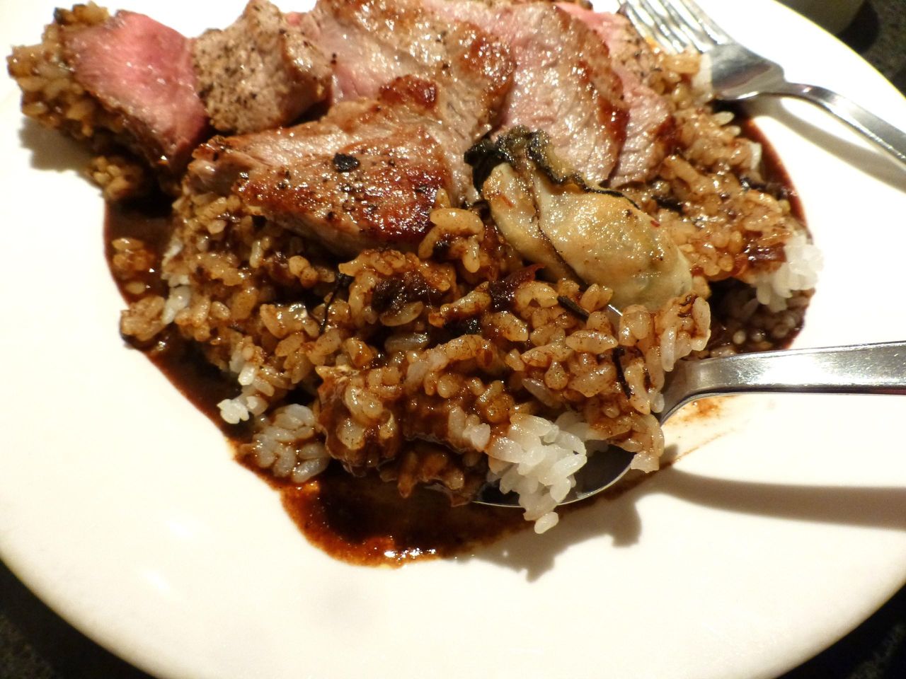 真っ黒でスパイシーなカレーは、上品で爽やかな辛さ!