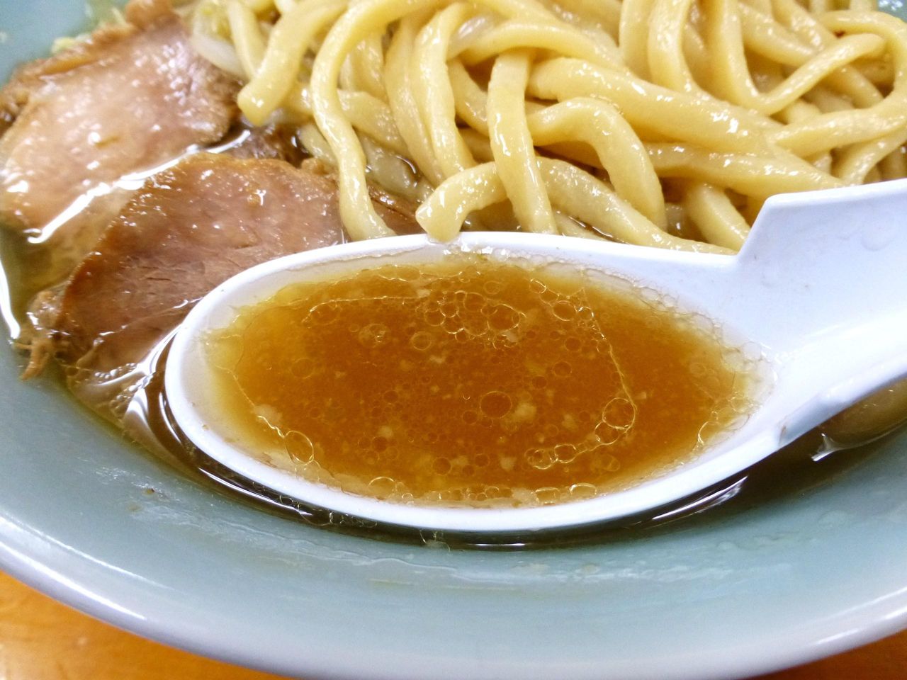脂分多めのスープは、しょっぱくなく、マイルドで好みのタイプ!