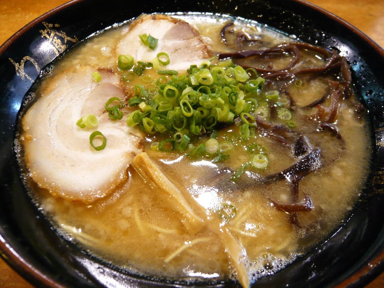 背脂の浮いたねっとりマイルドな豚骨スープ!