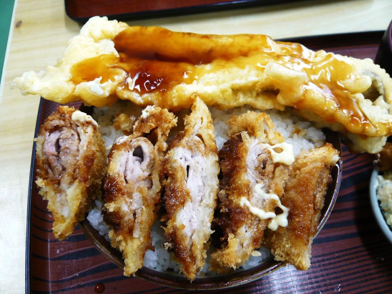 アゲアゲ丼の唐揚げを移動すると、こんな感じ。