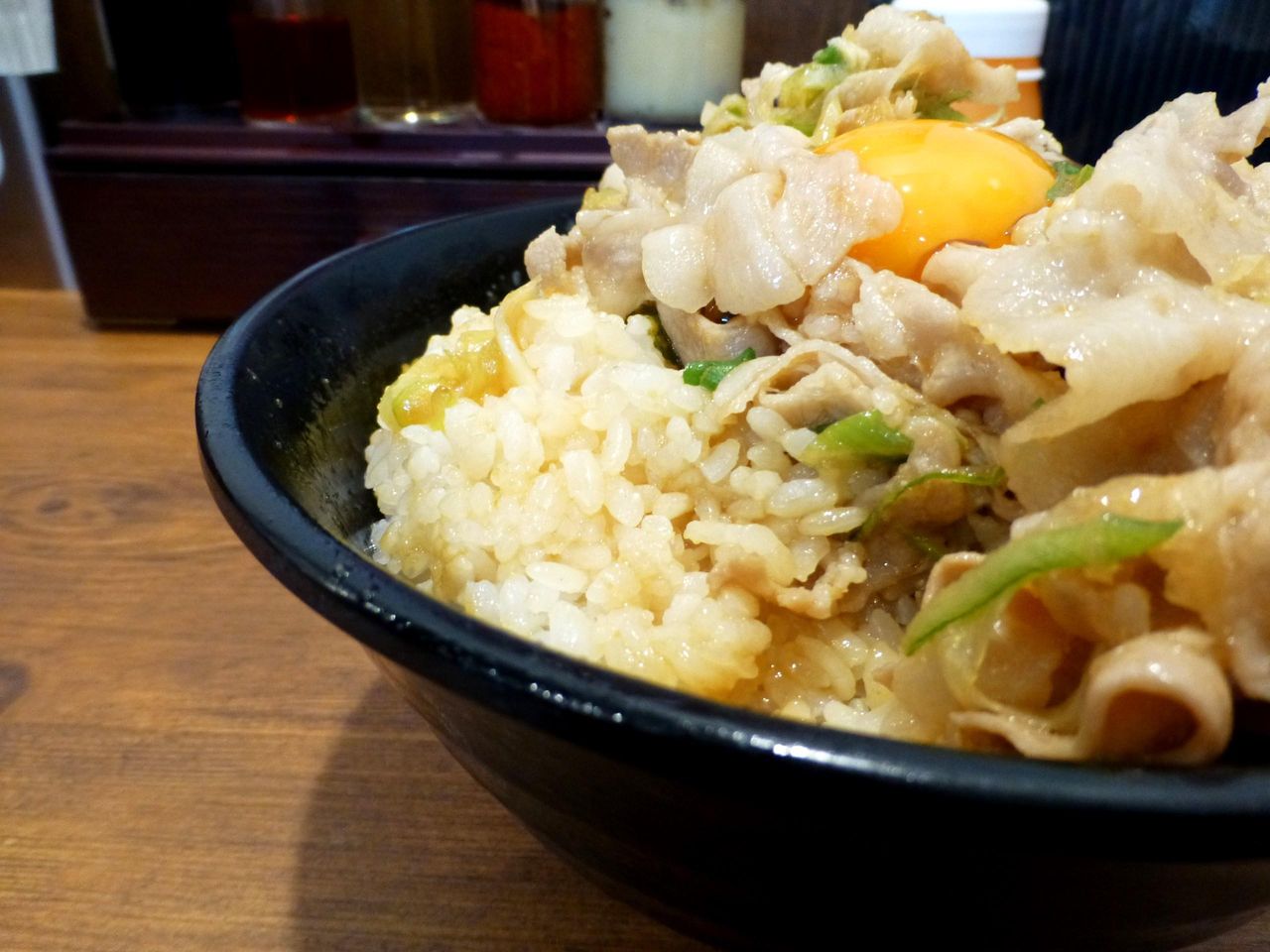 肉飯増しは、丼の9分目までライスを盛り付けます!