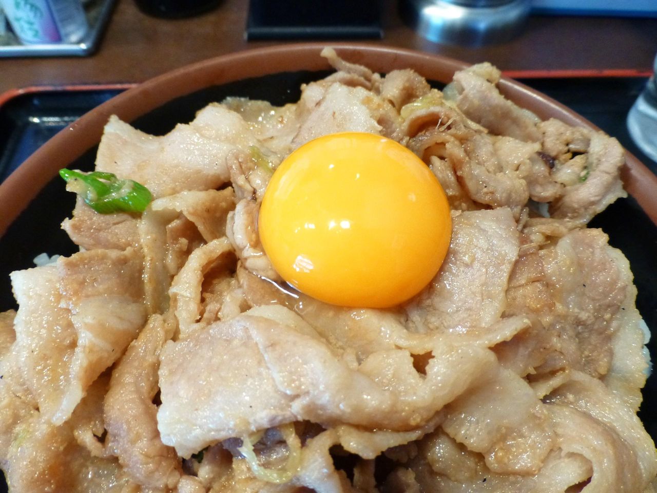 生卵を投下すると、見るからに美味しそう!