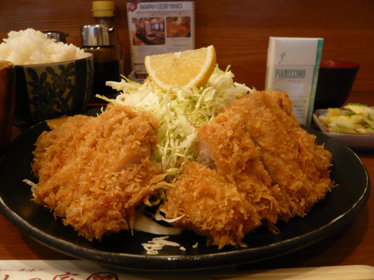 わらじトンカツ定食は、かなり立体的な盛り付けです!