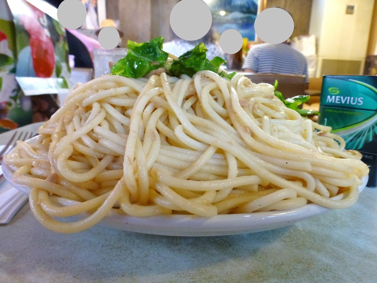 高く盛りつけたパスタは、今にもお皿からこぼれ落ちそう!