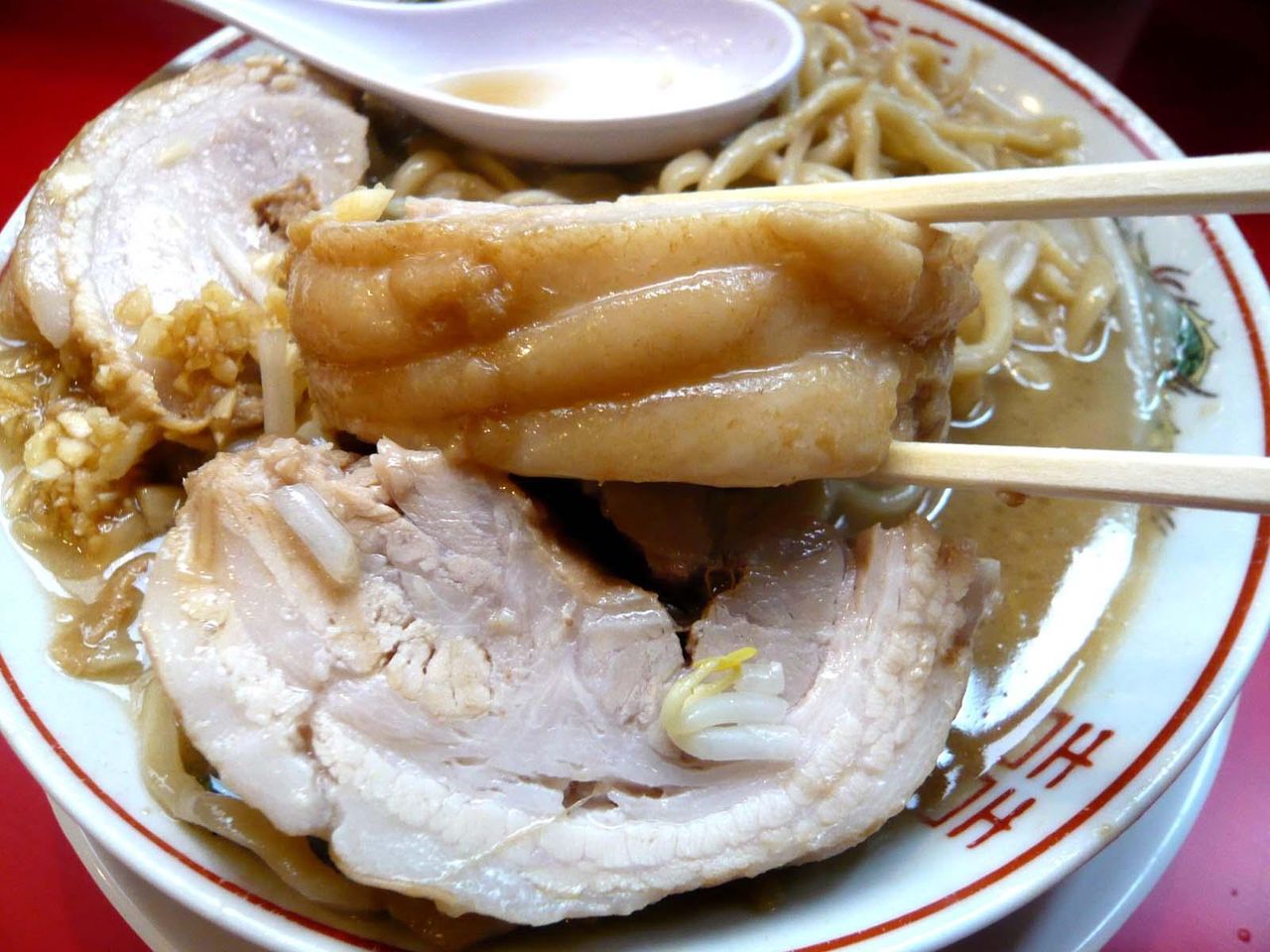 厚さ2.5センチの豚が3個も!これだけで満腹になりそう!