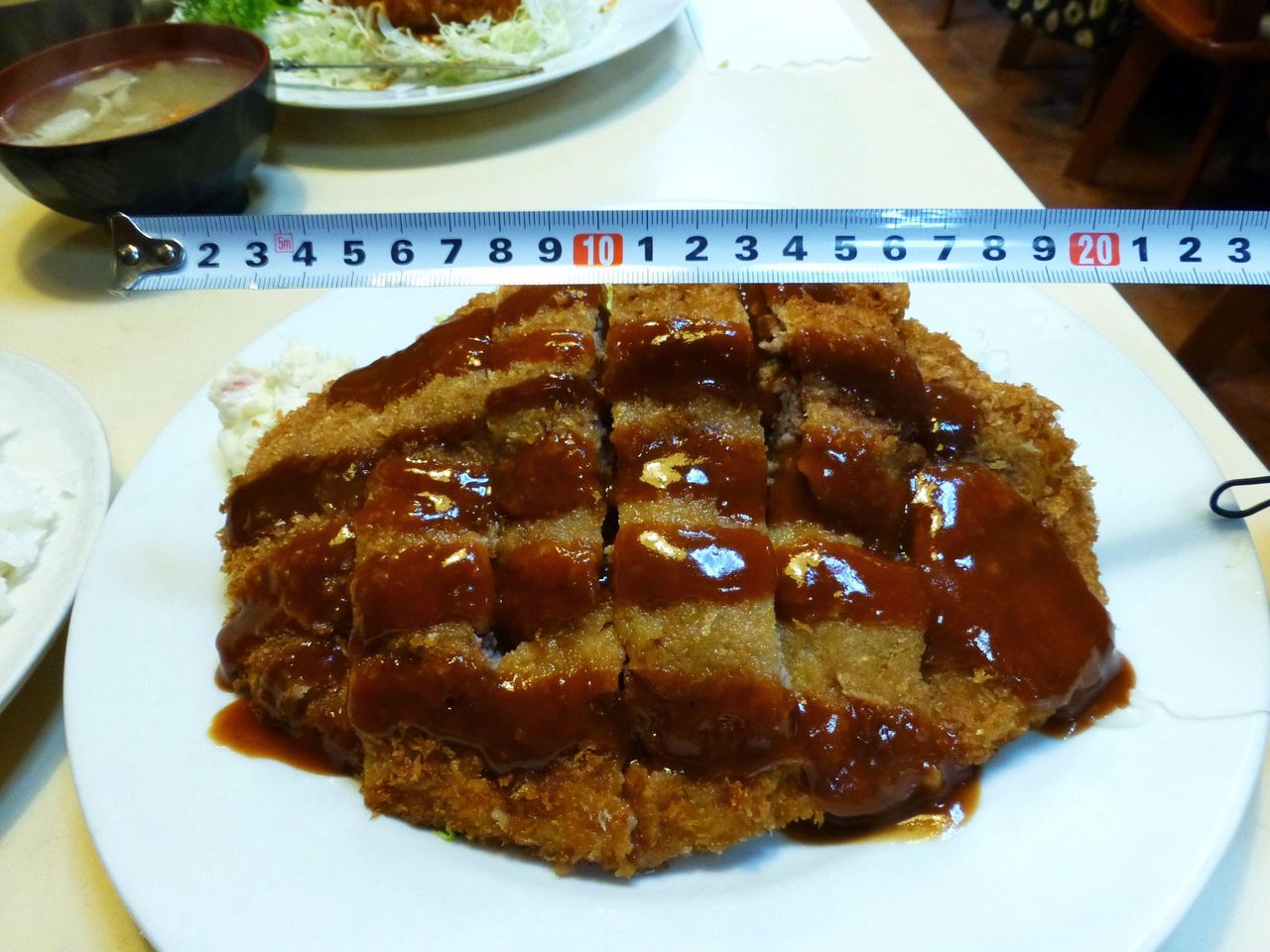 メンチカツの直径は・・・な・なんと20センチ!