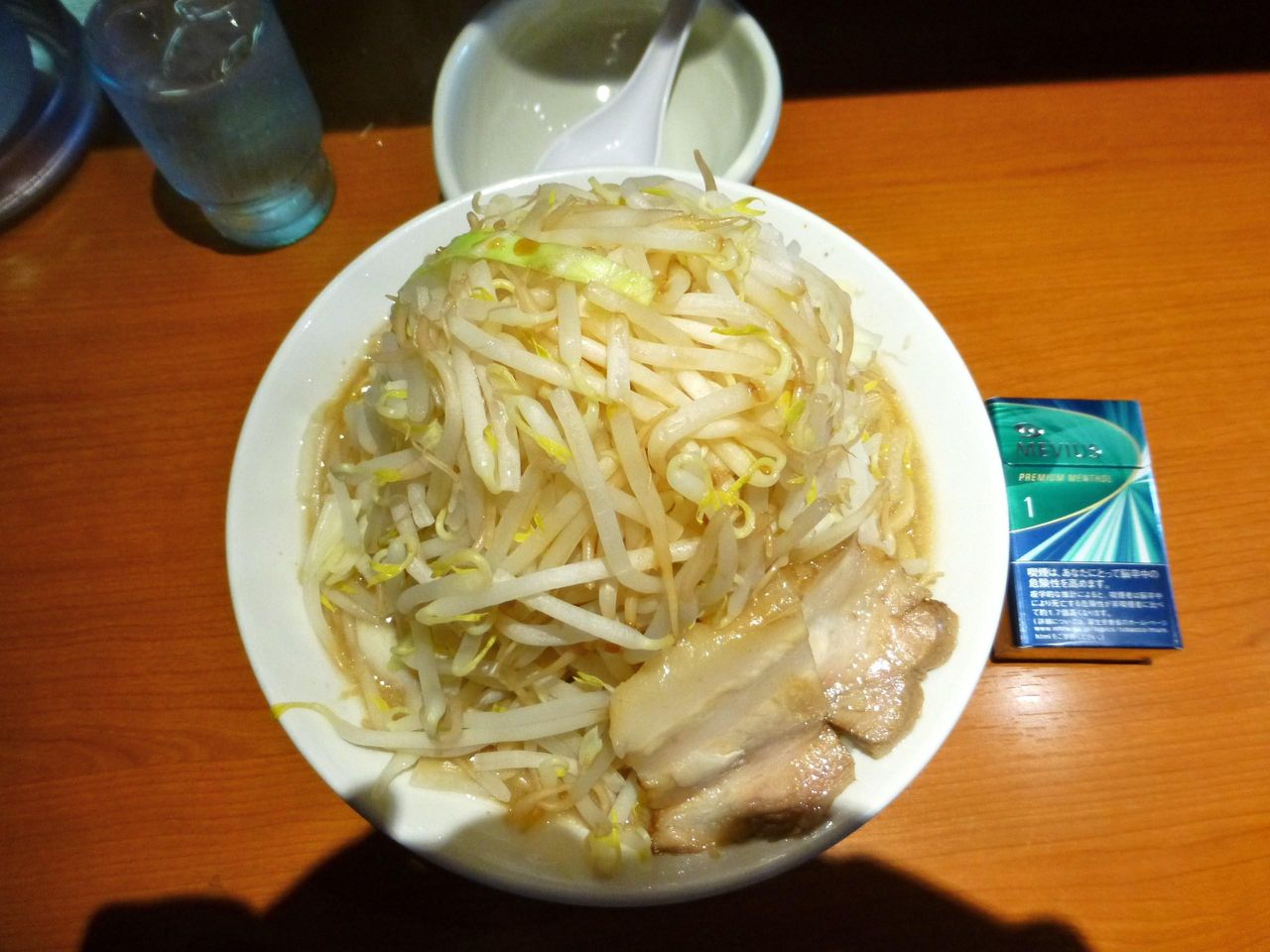 ラーメンは、直径21センチの丼を使用!