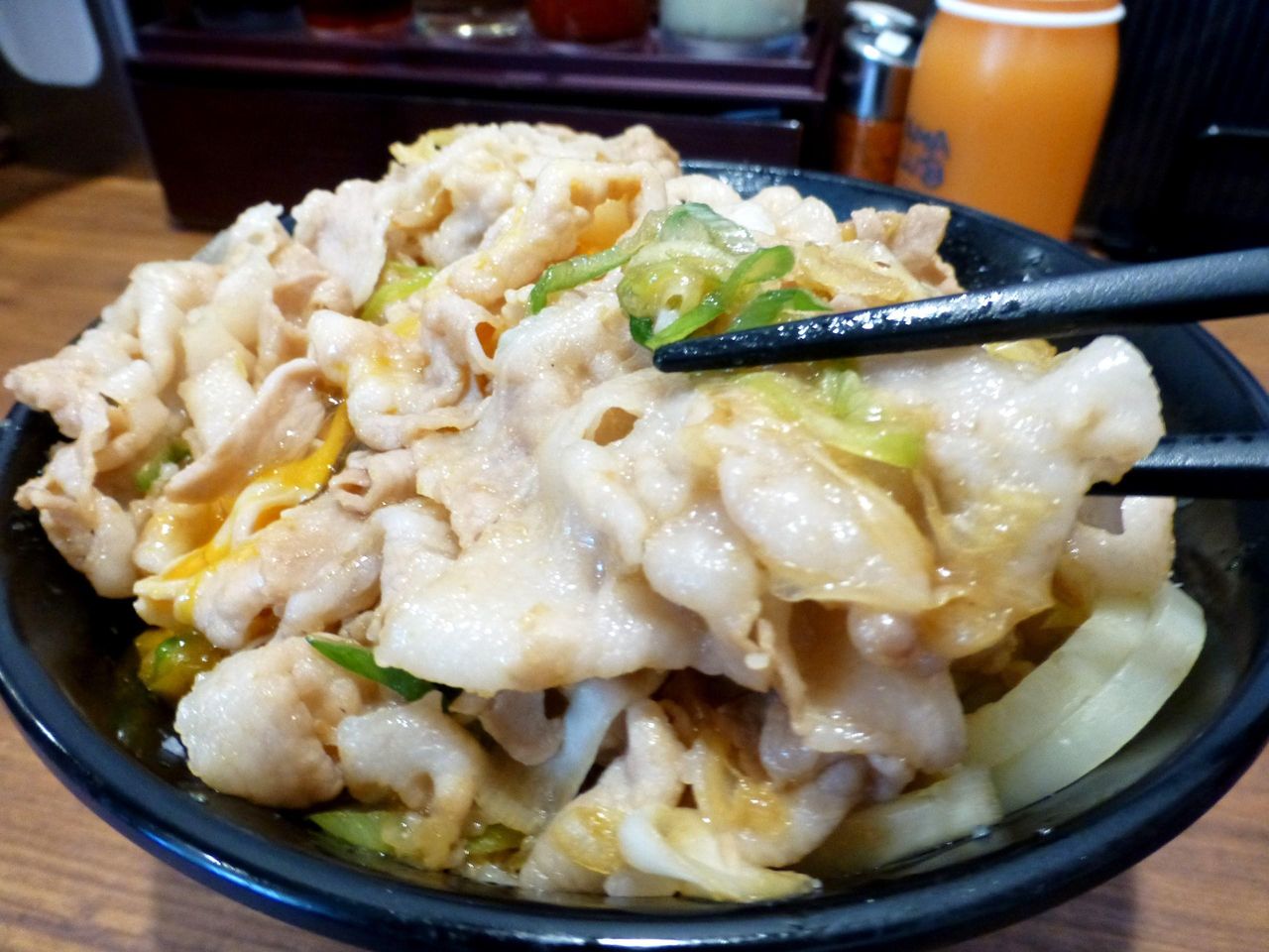 ニンニク風味と少し濃いめの味付けで、ご飯がススム君!