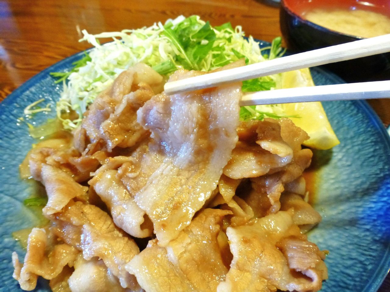 豚バラ肉を使用した生姜焼きは、少々濃いめの味付け!