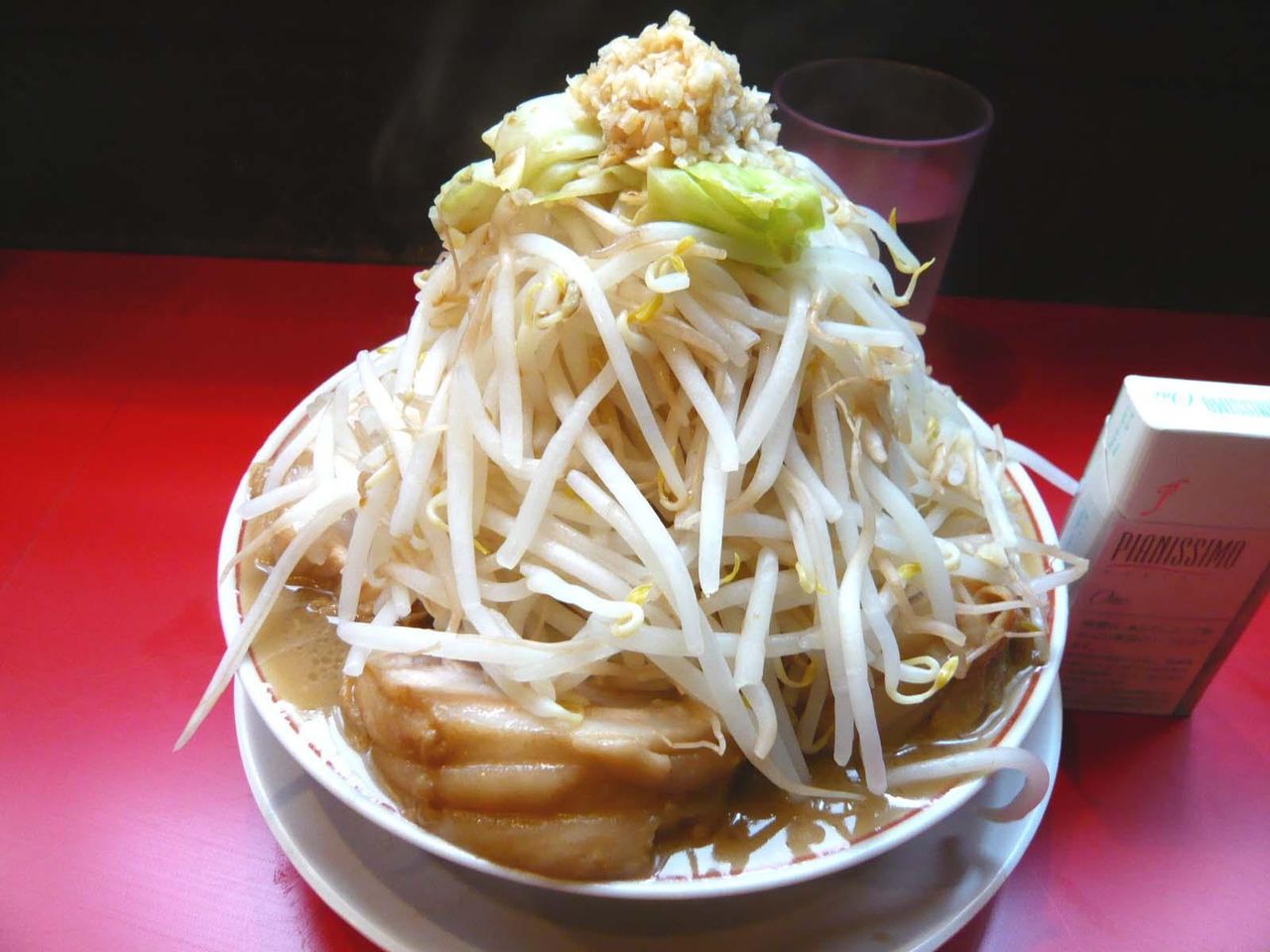 「用心棒」の豚ラーメン(野菜増し増し、ニンニク)830円