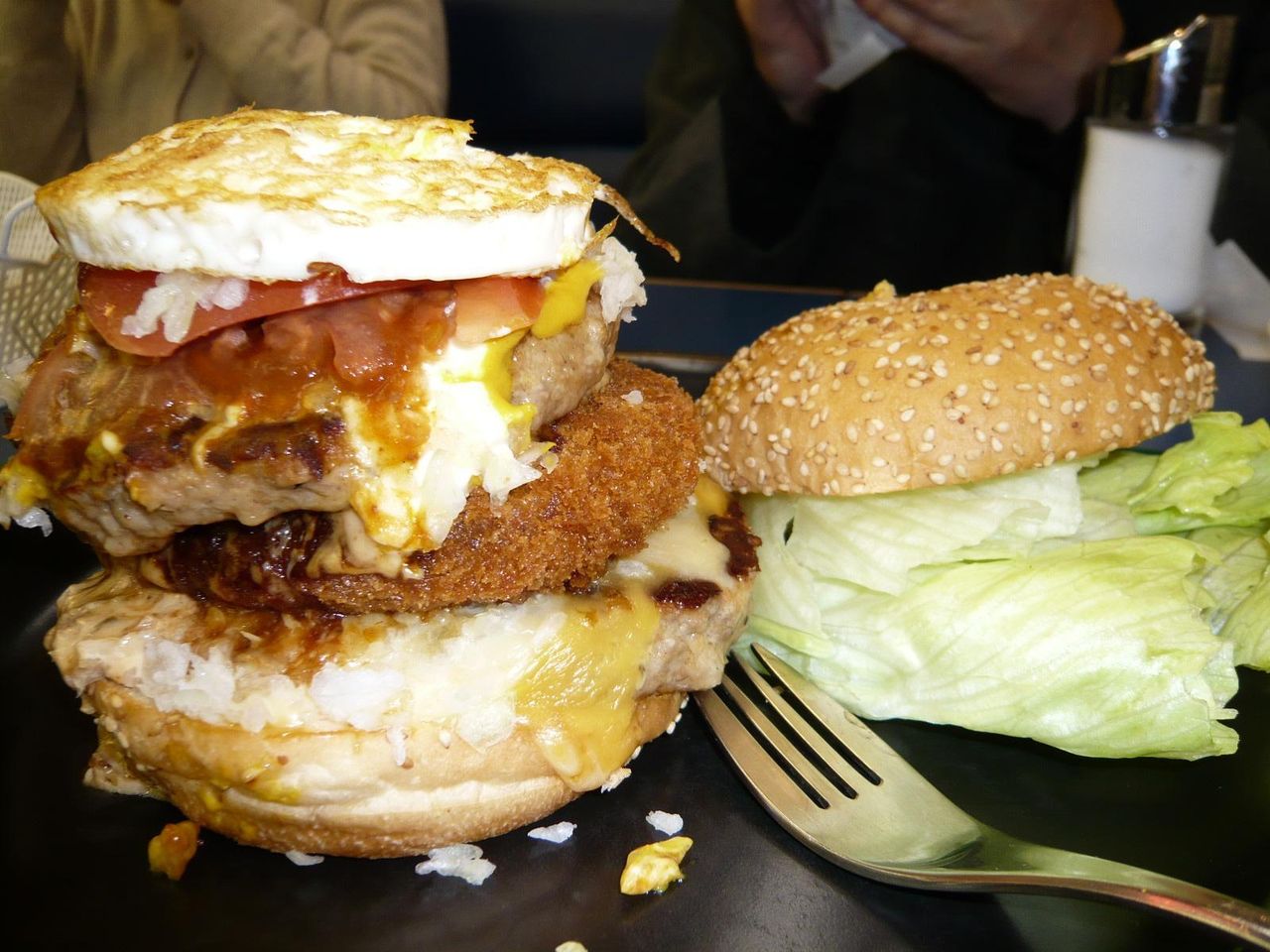 ハンバーグ2枚とコロッケ・・・ボリューム満点です!