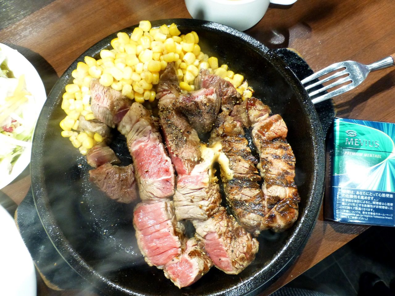 ワイルドステーキは、直径23センチの鉄板を使用!