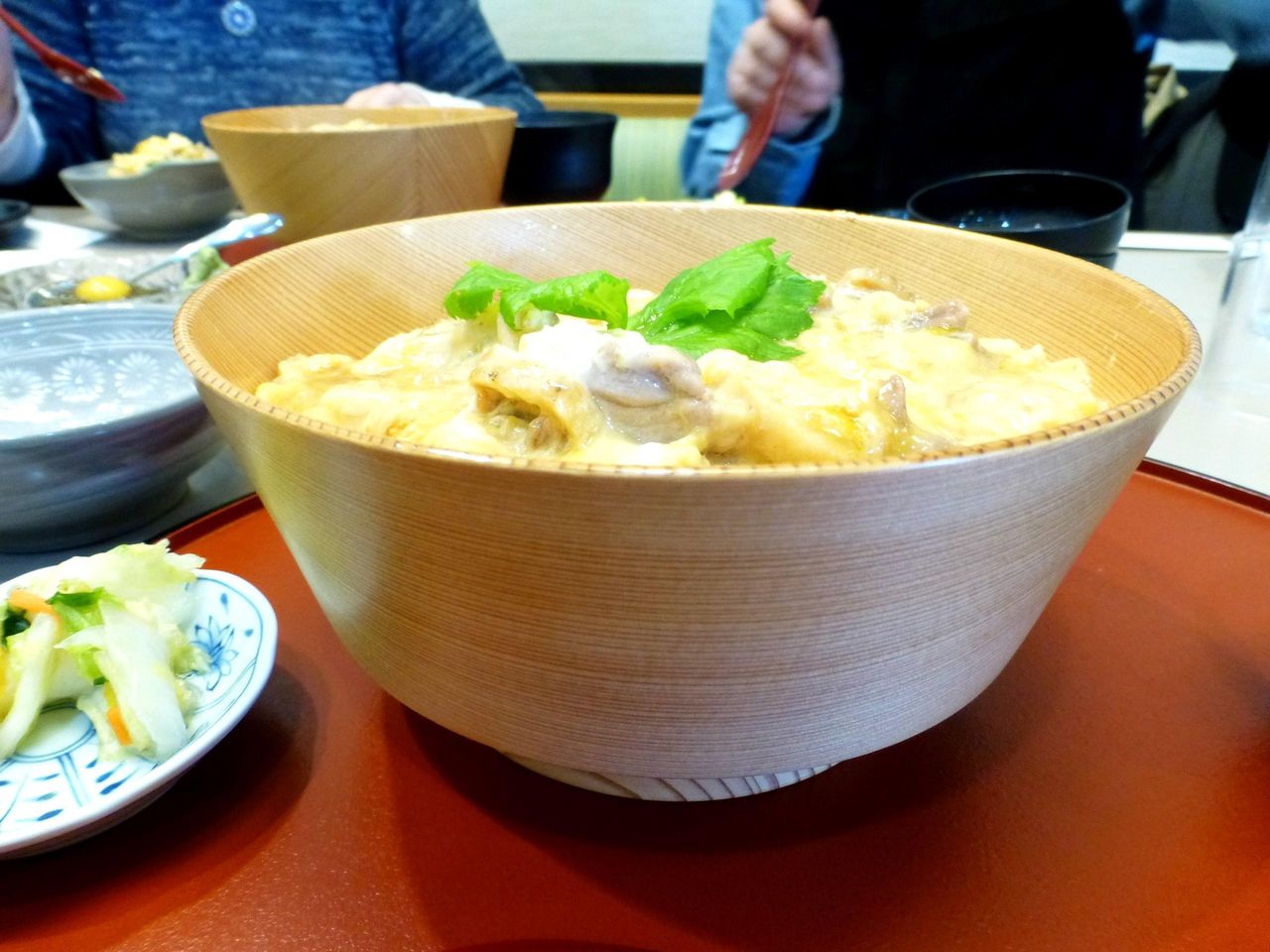 究極ですから、木製の丼を使用!